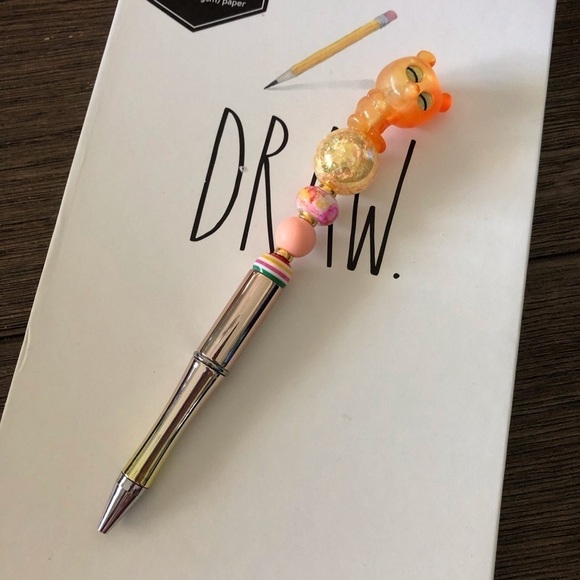 Disney Doorables: Winnie the Pooh technicolor handmade beaded pen - Picture 2 of 3